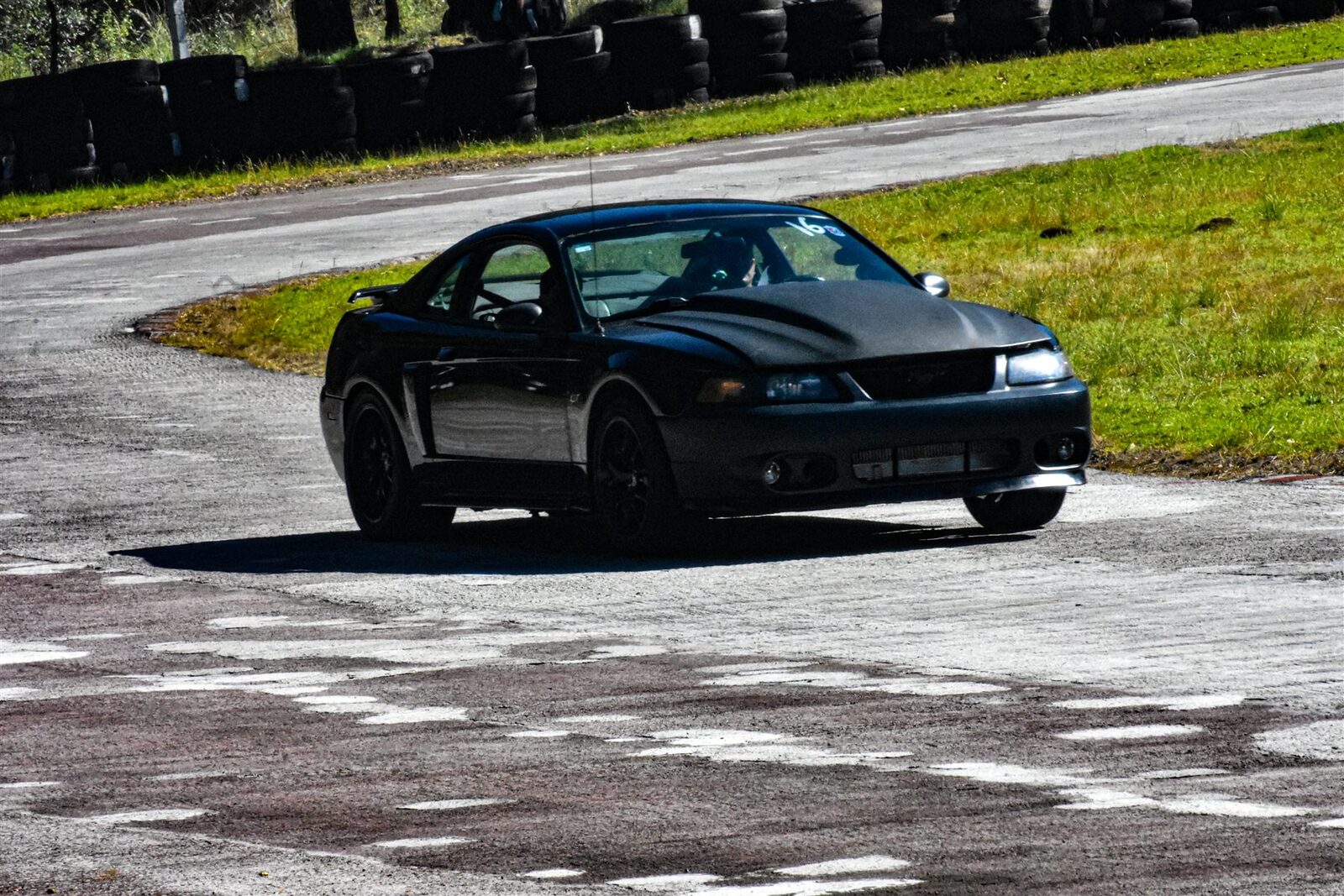 Autódromo 12 — Autódromo · 2023–2024. Fotografía de José Alejandro Armenta, artista del auto y la vida cotidiana en Tlaxcala.